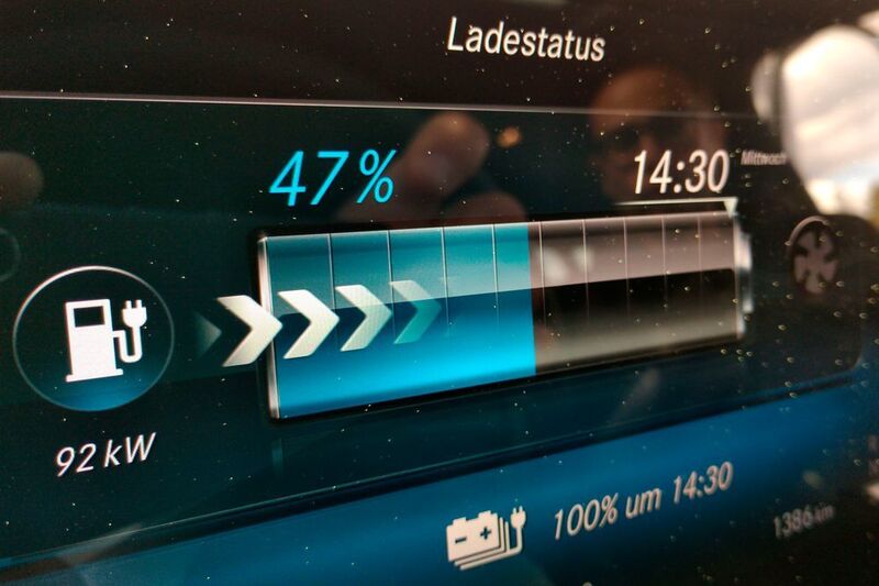 Mit rund 40 Minuten beziffert Mercedes die Ladezeit des EQC-Akkus an einer Schnell-Ladestation und zwischen zehn und 80 Prozent Ladestand. Maximal lässt sich der Akku mit 110 kW laden. (Thomas Günnel)