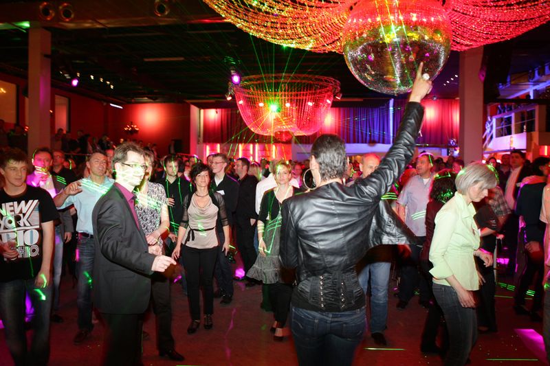 ...auf der Tanzfläche ein. (Archiv: Vogel Business Media)