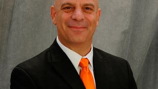 Joe Gemma, Präsident der International Federation of Robotics, erklärt: „Das rasant wachsende Angebot erweitert die Einsatzmöglichkeiten für Industrie-Roboter und gibt Betrieben aller Unternehmensgrößen die Chance, flexibel zu automatisieren.“ (IFR)