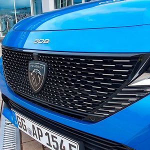 1. Das Design: Die Eleganz manch früherer Entwürfe ist bei Peugeot nicht mehr so zu sehen, die Marke mag es jetzt eher sportlich. Bei der Oberflächenqualität, den Spaltmaßen und der Materialgüte hat Peugeot einen hohen Stand erreicht.(Bild:  Mauritz – »kfz-betrieb«)