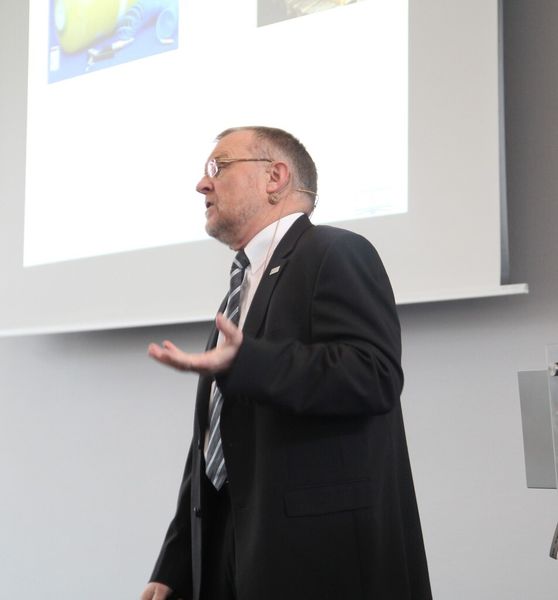 „Konstrukteure müssen „in Composites“ denken lernen,“ fordert Prof. Dr.-Ing. Helmut Schürmann von der TU Darmstadt. Denn nur so könne das ganze Potenzial von Faserverbundwerkstoffen zur entfaltung kommen. (Bild: Königsreuther)