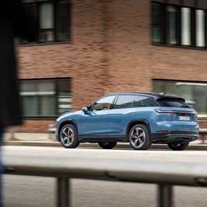 Insgesamt 90 mm in fünf Positionen kennt die Luftfederung. Später beim Ausladen des Kofferraums neigt sich das Heck nach unten, so dass es mit dem Gepäck einfacher wird. (Bild:  Nio)