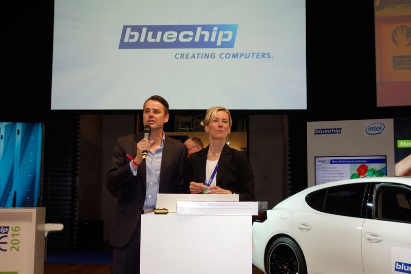 Moderator Roman Knoblauch und Amrei Bär, bluechip, bei der Preisverleihung. (Bild: IT-BUSINESS)