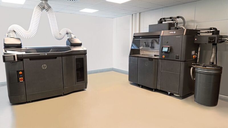 Das 3D-Drucklabor: Die additive Fertigung (3D-Druck) unterstützt dabei, noch flexibler auf neue Marktanforderungen reagieren zu können. Bei Optima wird unter anderem das Multi-Jet-Fusion-Druck-Verfahren eingesetzt (Bild). (Optima)