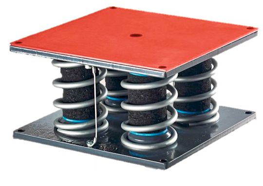 Bild 3: Das für die Ruckentkoppelung genutzte Maschinenlagerungssystem „FEDAM“ von Isoloc, das als mechanischer Tiefpassfilter wirkt.(Bild:  Isoloc)