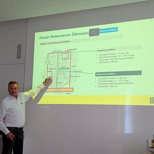 In die Geheimnisse von Filtern im Allgemeinen und denen von Mann+Hummel im Speziellen weihte Hans-Peter Müller im Rahmen einer umfangreichen Produktschulung die Besucher von „Qualität ist Mehrwert“ ein.(Bild:  Dominsky – VCG)