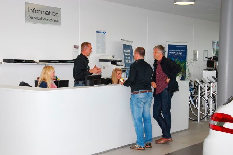 Der Weg der Kunden führt direkt zur Infotheke des Autohauses. (Foto: Rubbel)