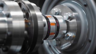 Der Radnabenmotor (rechts) von Deep Drive wird mit einer Last beaufschlagt (links). (Bild: DeepDrive)