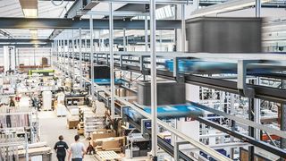 Warenlagerung und Bereitstellung sowie Montage und Produktion sollen intelligent miteinander zu verknüpft werden, um so einen durchgängigen automatisierten Materialfluss zwischen allen Produktions- und Montagebereichen zu realisieren. (Bild: Kardex Remstar)