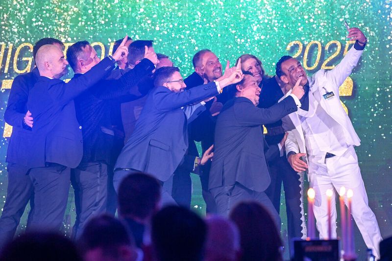 Das Sponsoren Selfie des Abends: ACER, Fsas, Fortinet, Reiner SCT, Samsung, Solum und TP-Link (Bild: Hannes Magerstädt)