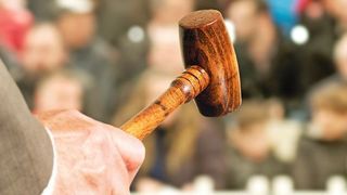 Gerade im Industriebereich sind Produkte oftmals sehr speziell. Für eine erfolgreiche Auktion kann Reichweite dementsprechend entscheidend sein.  (Gena - stock.adobe.com)