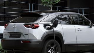 Mit dem MX-30 steigt Mazda in die Elektromobilität ein. (Bild: Mazda)