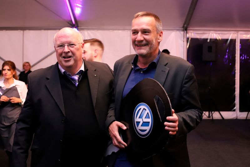 Siegbert Wortmann (l.) übergab dem Gewinner symbolisch den Schlüssel für den VW Caddy, eine Riesenfreude über den Hauptgewinn. (Wortmann)