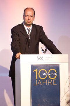 Nach der Vorspeise betritt ZDK-Geschäftsführer Dr. Axel Koblitz die Bühne. (VBM)