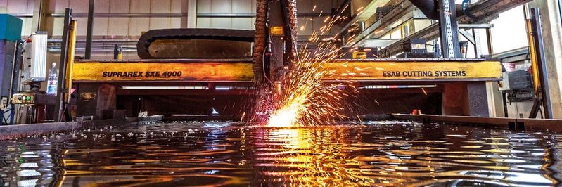 In der Fertigung nebenan steuert das System zehn Maschinen mit drei Technologien (Plasma, Wasserstrahl und Laser) von fünf verschiedenen Herstellern. In der Fertigung nebenan steuert das System zehn Maschinen mit drei Technologien (Plasma, Wasserstrahl und Laser) von fünf verschiedenen Herstellern.