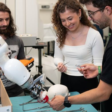 LUH und MHH bieten ab dem Wintersemester 2026/27 gemeinsam einen neuen Bachelorstudiengang Medizintechnik an. (Bild: Leibniz Universität Hannover / Max Kesberger)