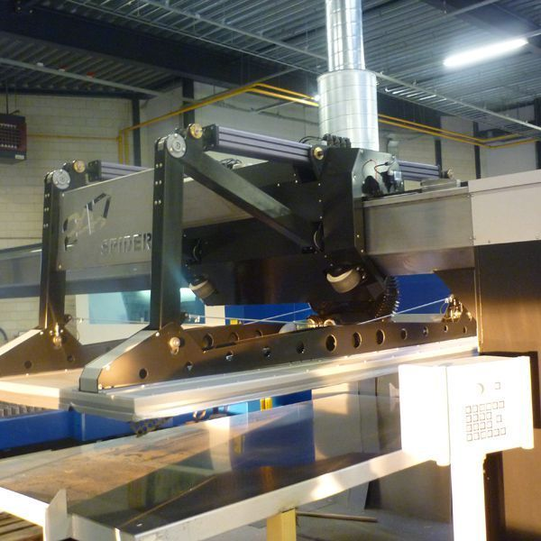 rationalisiert Fertigung mit eigenem Automatisierungssystem