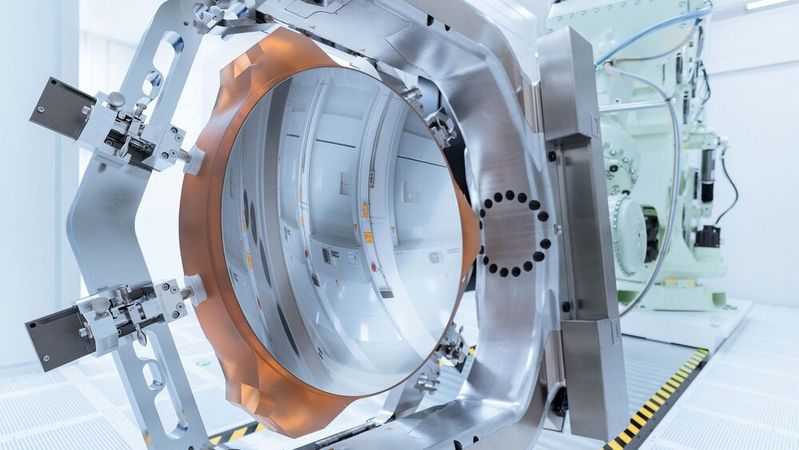 Spiegel für die High-NA-EUV-Lithografie: Der weltweit präziseste Spiegel von ZEISS wird in das optische System für die High-NA-EUV-Technologie eingebaut.(Bild:  ZEISS)