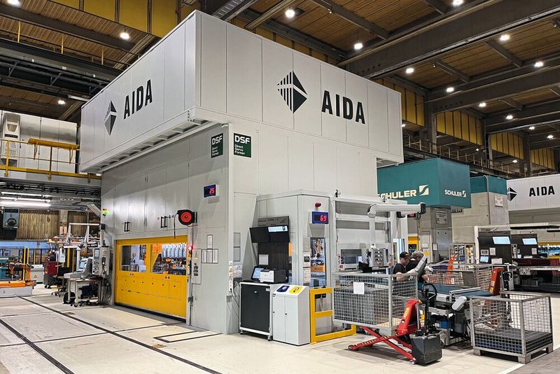 Die neue und im Hintergrund die vorhandene Presse von Aida bei BSH in Traunreut.(Bild:  BSH)