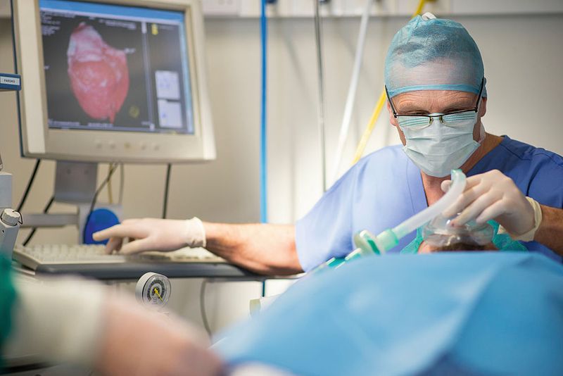 Multimediale Technologien im OP: Moderne chirurgische Einrichtungen, Arztpraxen und Kliniken haben längst auf die computergestützte Interaktion zwischen Arzt, Pflegepersonal und Patient umgestellt. (Bild: Comp-Mall)