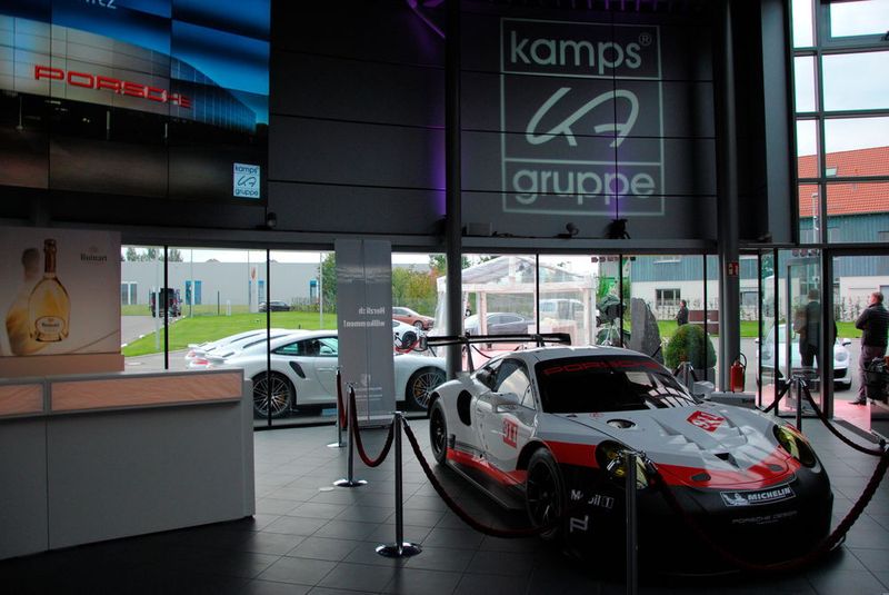 Am Haupteingang empfing der aktuelle Porsche RSR die Gäste des Abends. (Uhl/»kfz-betrieb«)