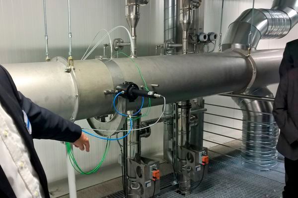 Die Abgasreinigung setzt sich zusammen aus einem mit Natronlauge betriebenem Wäscher, Staubabscheider und Aktivkohlefilter. Das besondere daran ist, dass sie sich auch für Brandversuche mit halogenhaltigen Materialien (z. B. PVC) eignet. (S. Häuslein/konstruktionspraxis)