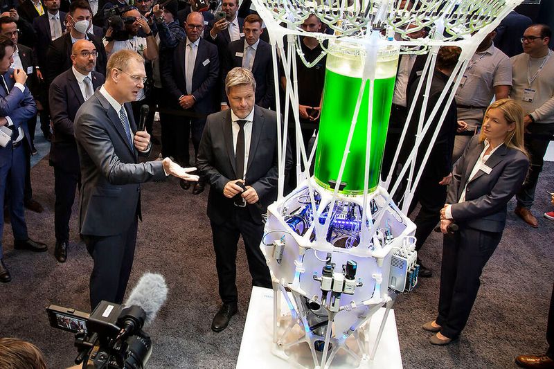 Für Robert Habeck standen bei seinem Messebesuch nachhaltige Technologien im Fokus. Bei Festo informierte er sich über einen neuen Photobioreaktor. (Bild: Festo)
