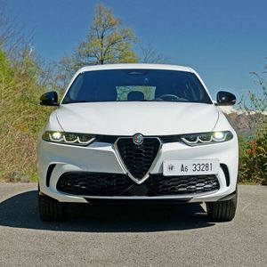 Ein kompaktes SUV hat Alfa Romeo bislang im Programm gefehlt. Nun soll der Tonale dieses lukrative Segment bedienen.(Bild:  Autoren-Union Mobiliät/Matthias Knödler)
