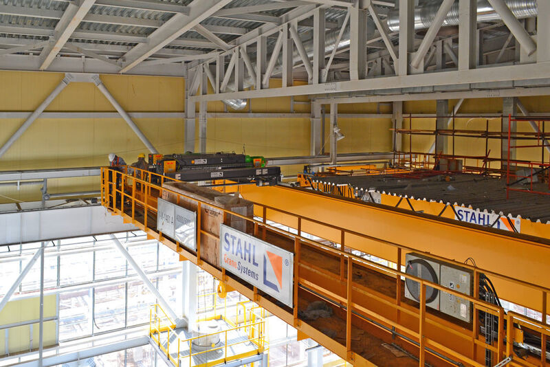 Um den reibungslosen Betrieb der Anlage zu gewährleisten, sind insgesamt elf Krane,
sechs Elektroseilzüge und 30 Handkettenzüge von Stahl Cranesystems im Einsatz.
 (Stahlcranes)