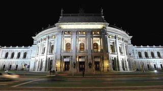 Während sich am Wiener Burgtheater, wo Bosch Rexroth eine moderne Bühnenleitsteuerung installierte, der Vorhang hebt, fällt er am Stammsitz in Lohr am Main. (Bild: Thomas Bauer)