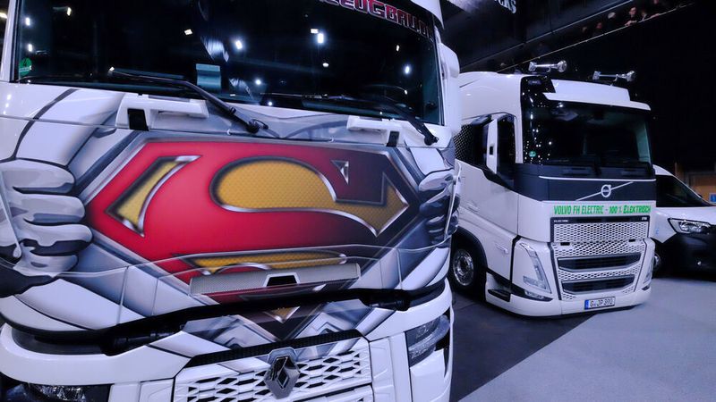 Ausgefallene Lkw in Halle 1 - beide elektrisch angetrieben (Bild: VCG - Zietz)