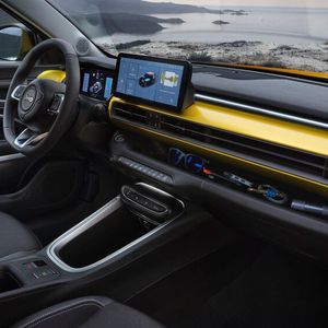 Hinter dem Lenkrad zeigt sich ein modernes und digitales Cockpit.(Bild:  Jeep)