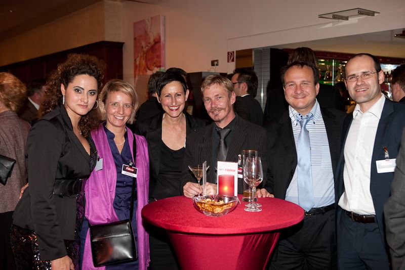 Besa Agaj und Stephanie Steen mit Karin Hernik (MGE), Gerald Höfer (Eset-Datsec), Ernesto Schmutter (Ingram Micro) und Robert Reitmeier von Logitech (Archiv: Vogel Business Media)