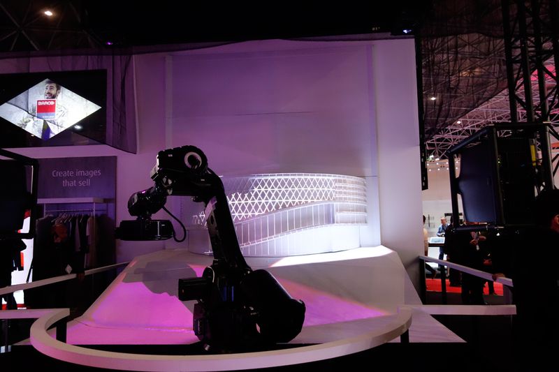 Wer braucht einen Projektoren-Träger - bei Barco gibt es welche. (Bild: IT-BUSINESS)