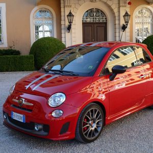 Sportlichkeit wohin man schaut: Ob Auspuffanlage, Fahrwerktieferlegung, Hochleistungsbremsen oder Leichtmetallfelgen. Der Abarth 695 Tributo ist auf Fahrmaschine getrimmt.