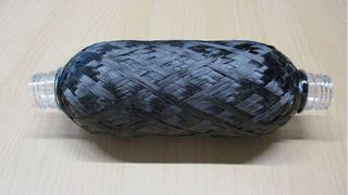 Asahi Kasei hat einen Prozess entwickelt, mit dem sich Endlos-Kohlefasern aus Fahrzeugteilen zurückgewinnen lassen. (Bild: Asahi Kasei)