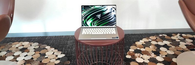 Razer setzt beim Book 13 ein leuchtstarkes Sharp-Panel im 16:10-Format mit einer Auflösung von 1.920 x 1.200 Bildpunkten ein. Das Display erkennt auch Touch-Gesten. (Bild:  Vogel IT-Medien)
