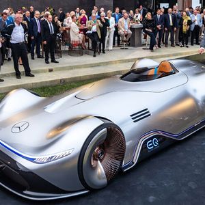 Die Frontmaske mit durchgehendem Leuchtenband ist als Display gestaltet.(Bild:  Daimler)