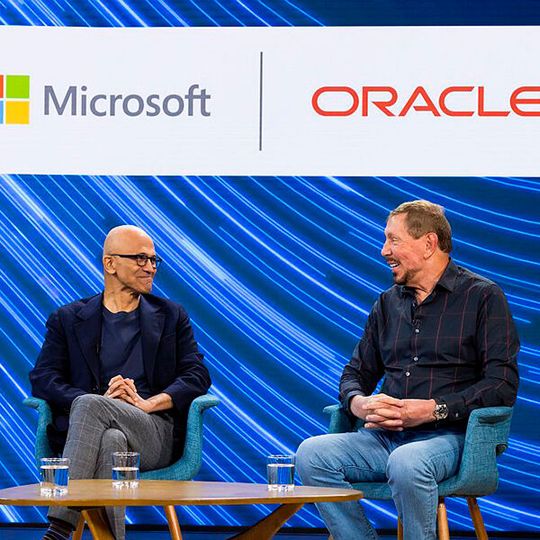 Zwei richtig nette Milliardäre: Satya Nadella (links), Chairman und CEO von Microsoft, und Larry Ellison, Chairman und CTO von Oracle. Zwei richtig nette Milliardäre: Satya Nadella (links), Chairman und CEO von Microsoft, und Larry Ellison, Chairman und CTO von Oracle.