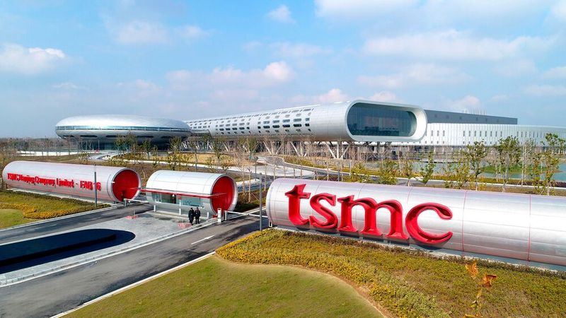 Ob die mögliche Chipfabrik von TSMC in Deutschland ähnlich futuristisch aussehen wird wie diese Fab 16 in Taiwan, ist ungewiss. Nachdem die Fördermittel genehmigt sind, kann der Spatenstich im August 2024 erfolgen.(Bild:  TSMC)