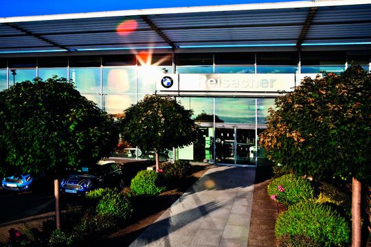 Das Familienunternehmen Reisacher hat eine bewegte Geschichte. Inzwischen gehört das Autohaus mit sieben Betrieben zu den größten BMW-Händlern Deutschlands. Für Geschäftsführer Peter Reisacher ist das jedoch kein Grund, sich auszuruhen.(Bild:  Reisacher)