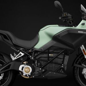 Mit der neuen „DSR/X“ hat Zero ebenfalls eine Reiseenduro im Programm.(Bild:  Zero Motorcycles)
