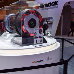 Bei Hankook gibt es zwei futuristusche Konzeptreifen zu sehen, die in Zusammenarbeit mit dem Londoner Royal College of Art entstanden sind.