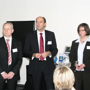 Dr. Manfred Jagiella, Geschäftsführer Endress und Hauser Conducta (links), Dr. Thomas Steckenreiter, Marketing Direktor der Endress und Hauser Conducta und Dr. Monika Heisterkamp, Leiterin des Produktmanagements bei Endress und Hauser Conducta, stellen gemeinsam die neuen Produkte und Lösungen für die Analysenmesstechnik in Gerlingen vor. 