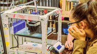 Lernen für die Zukunft: Im Fab-Lab der Hochschule Luzern befassen sich die Studierenden und angehenden Ingenieure in Theorie und Praxis mit dem 3D-Druck   (Hochschule Luzern)