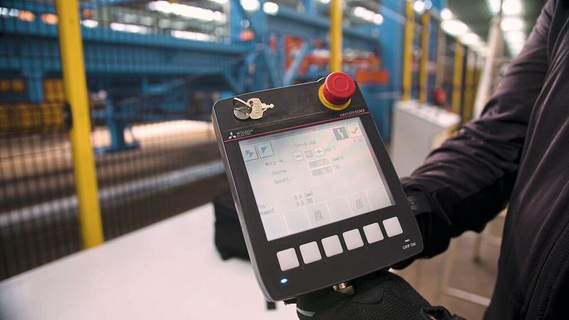 Für die Einrichtung der Anlage und die Fehlersuche ist ein mobiles GOT-Bediengerät installiert. (Bild: hambi Maschinenbau)