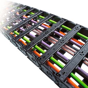 Bei WOB sind in der Verschiebebrücke insgesamt drei Energieführungen der Serie Uniflex Advanced mit einer Länge von 23 m verbaut.(Bild:  Tsubaki Kabelschlepp)