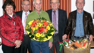 Dieter Tebbe (Mitte), technischer Betriebsleiter des Grevener Silo- und Tanklogistik-Spezialisten Greiwing, ist in den Ruhestand getreten.  (Bild: Greiwing)