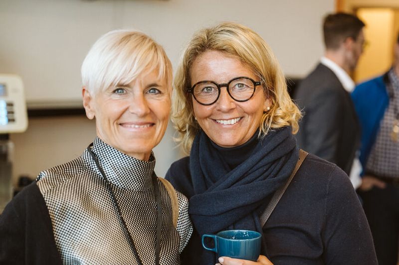 Freuen sich über ein Wiedersehen: (v. l.) Stefanie Prehm (Rechtsanwältin) und Stephanie Steen (IT-BUSINESS) (Bild: KAUFFMANN STUDIOS)