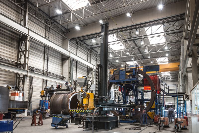 Gut ausgeleuchtete Produktionshalle mit energieeffizienten LED der Deutschen Lichtmiete. (Bild: Deutsche Lichtmiete)